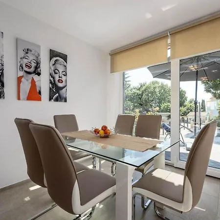 With 3 Bedrooms Nyaraló Poreč