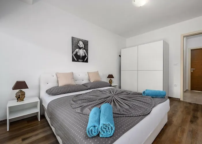 With 3 Bedrooms Nyaraló Poreč