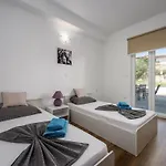 With 3 Bedrooms בית נופש פורץ
