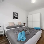 With 3 Bedrooms בית נופש פורץ