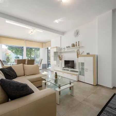 With 3 Bedrooms Hébergement de vacances *