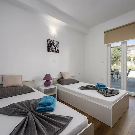 With 3 Bedrooms Hébergement de vacances Poreč