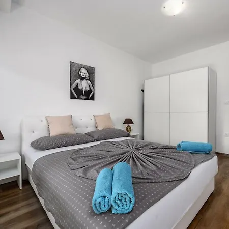 With 3 Bedrooms Ferienhaus Poreč