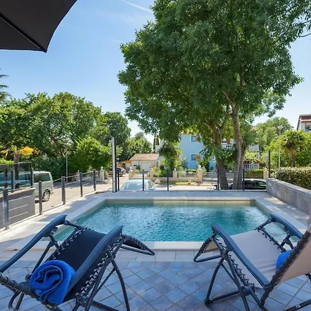 With 3 Bedrooms Будинок відпочинку *