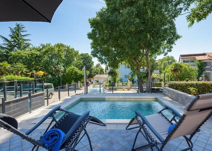 With 3 Bedrooms Будинок відпочинку *