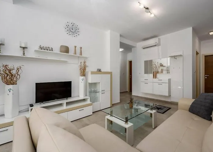 With 3 Bedrooms * Пореч