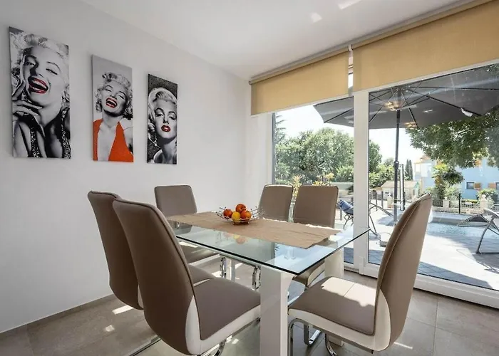 With 3 Bedrooms Будинок відпочинку Пореч