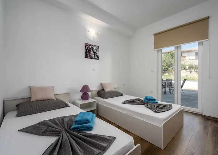 With 3 Bedrooms Будинок відпочинку Пореч