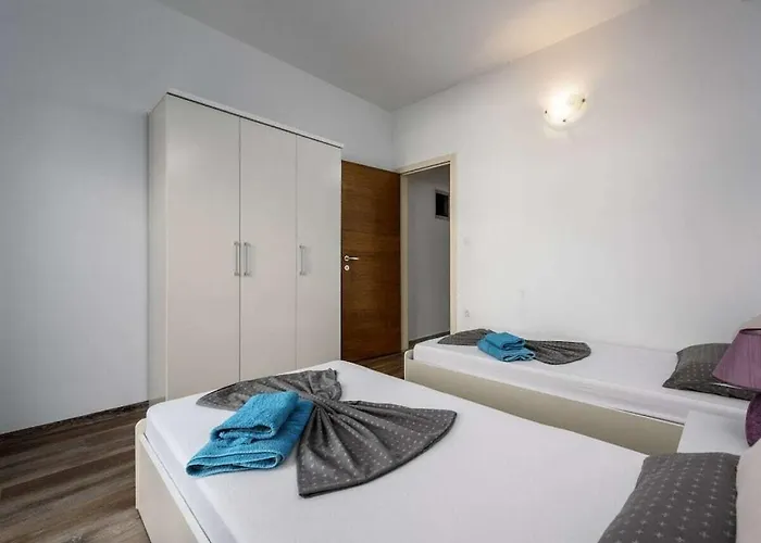 With 3 Bedrooms Пореч