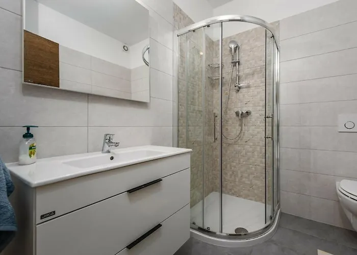 With 3 Bedrooms Будинок відпочинку Пореч